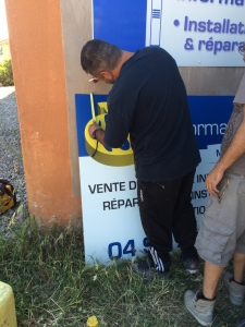 Pose de panneaux et d'enseignes par webbycom