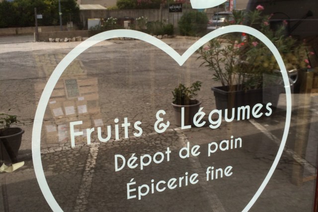webbycom décore votre vitrine avec des lettres et logo en vinyle découpé.