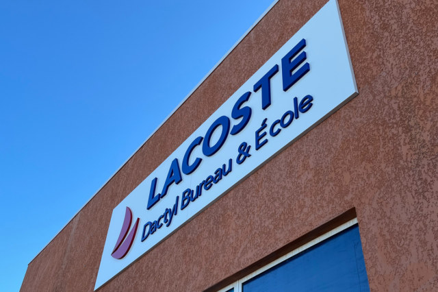 Enseigne Lacoste par Webbycom