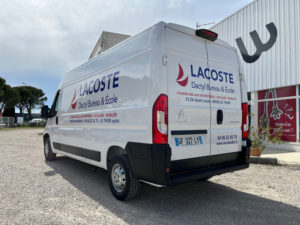 Marquage en lettres adhésives d'un fourgon