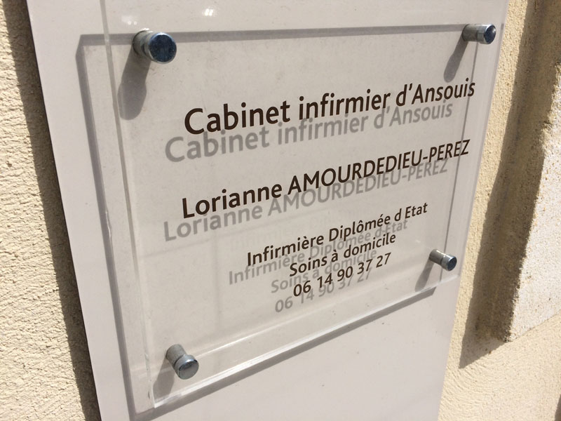 webbycom propose de la signalétique pour les commerçants. Panneaux dibond, plaque plexi, akilux, enseigne, lettres découpées, adhésifs, stickers.