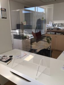 les protections en plexiglass pour bureaux, comptoirs et banque d'accueil réalisés par webbycom