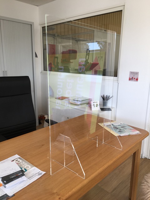 les protections en plexiglass pour bureaux, comptoirs et banque d'accueil réalisés par webbycom