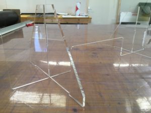 les protections en plexiglass pour bureaux, comptoirs et banque d'accueil réalisés par webbycom